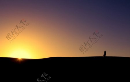 沙漠夕阳剪影婚纱摄影图片