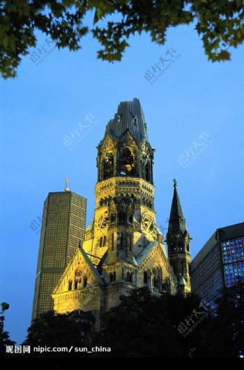 法国城市中夜色下金色教堂图片