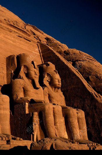 黄昏中埃及法老石像图片