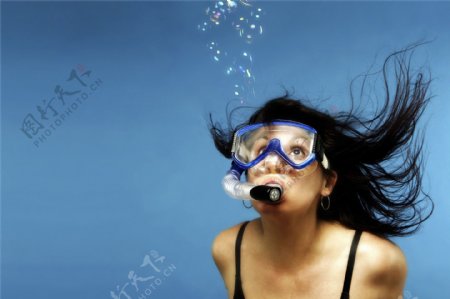 潜水的女人图片