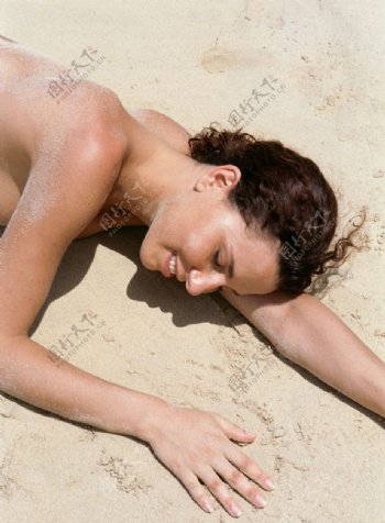 晒日光浴美女美女晒太阳护肤沙滩美女图片