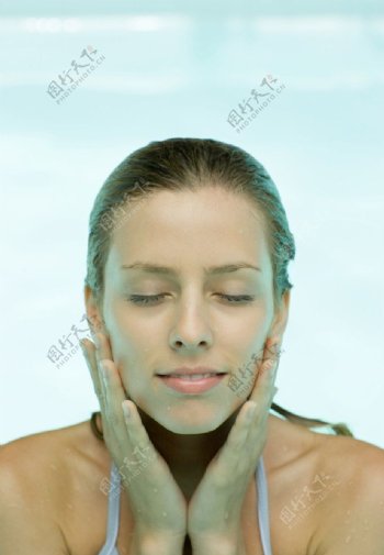 女孩在水中洗脸图片