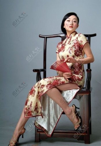 美女旗袍椅子折扇写真图片