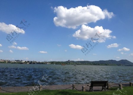 西湖蓝天白云图片