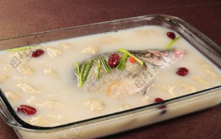 浓汤桂鱼炖鱼燕图片