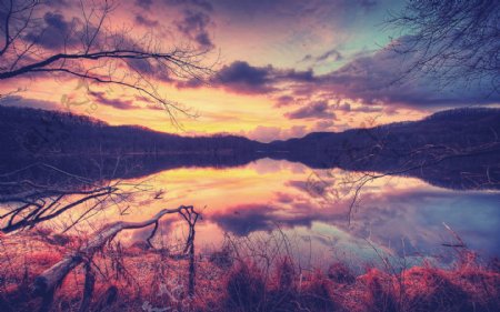 晚霞中的湖光山色图片
