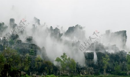 雾石林图片