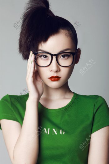 眼镜绿衣美女写真图片