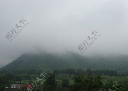雾中大山图片