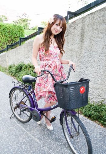 美女小瑛与自行车图片