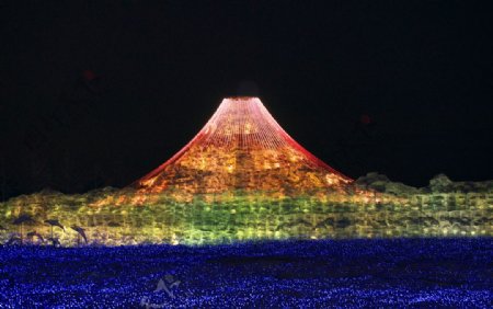 日本东京迪士尼乐园夜景彩光富士山图片