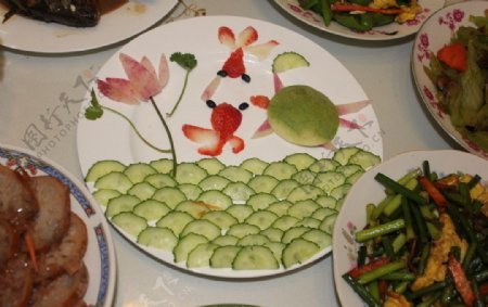 双鱼戏水美菜图片