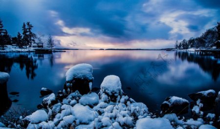 瑞典斯德哥尔摩夜晚雪景图片