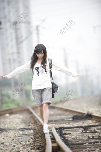 铁轨上的女孩图片