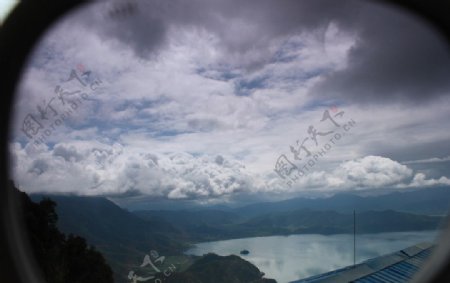 太阳镜中的泸沽湖图片