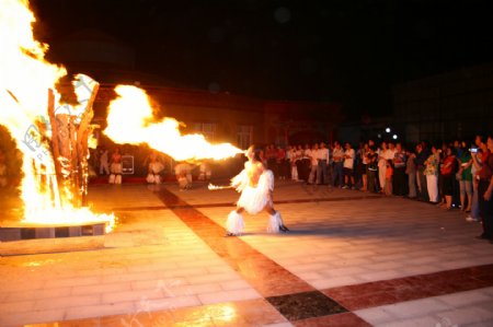 响沙湾篝火晚会中的喷火表演图片