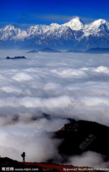 山峰白云图片