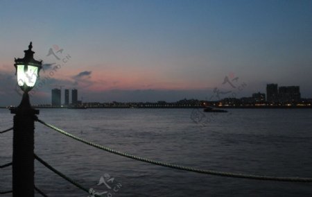 江岸晚景图片