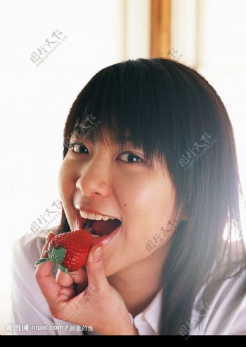美女吃草莓图片