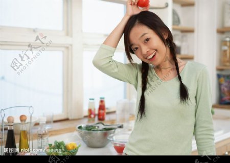 厨房拿西红柿的女孩儿图片