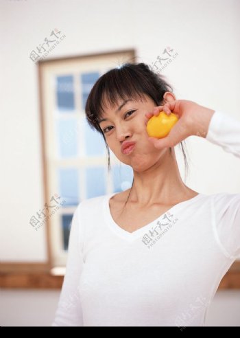 拿着橙子撅嘴的女孩儿图片