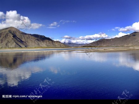 西藏的天与水图片