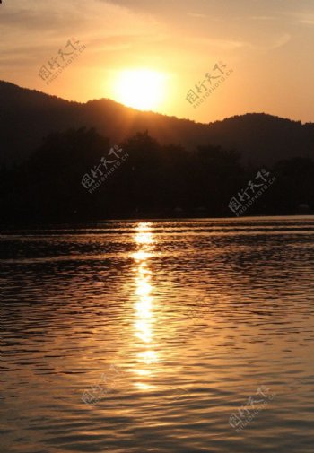 黄昏中的西湖图片