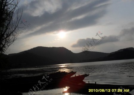 泸沽湖日落图片