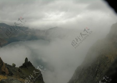 吉林省长白山雾中天池图片