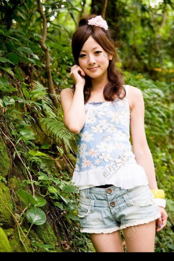 台湾网络人气美女果子MM头戴粉色牡丹图片