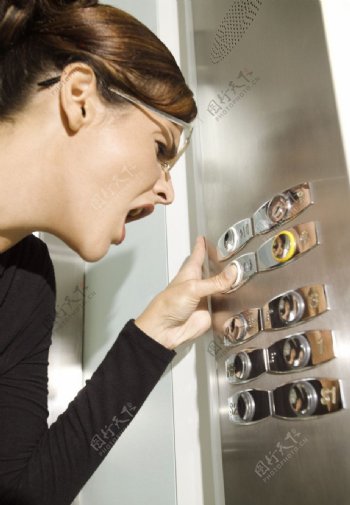对着电梯按钮大喊的商务美女图片