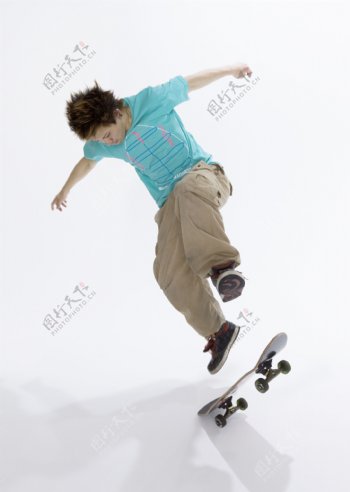 玩滑板车的大学生图片