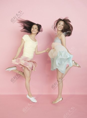 两个快乐跳跃的女大学生图片