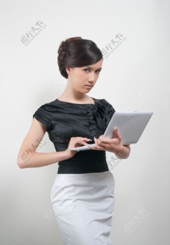 笔记本电脑办公的商务美女图片
