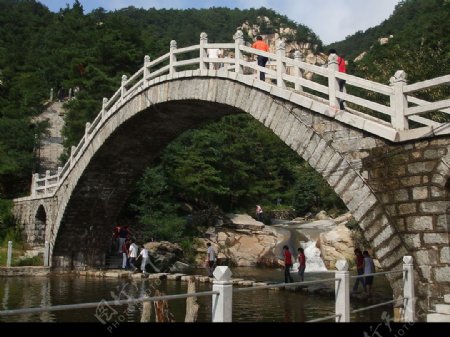 蒙山景观石拱桥图片