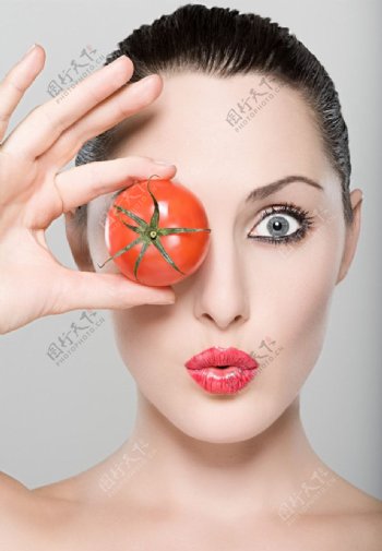 西红柿挡住眼睛的美女图片