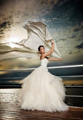 桥上穿着婚纱翩翩起舞的新娘图片