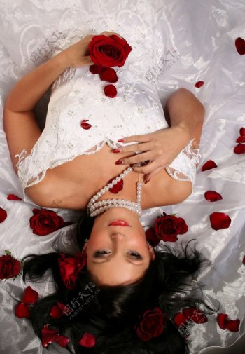 穿着婚纱满身玫瑰的新娘图片