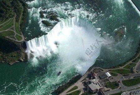 空中看加拿大马蹄形瀑布图片