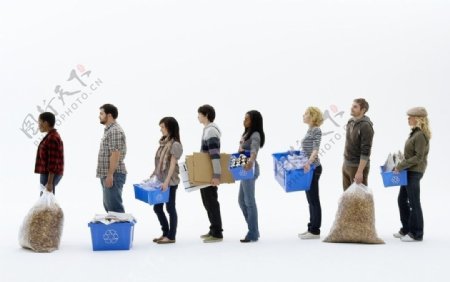超市商场排队等候的人图片