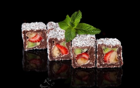 巧克力水果卷蛋糕卷图片