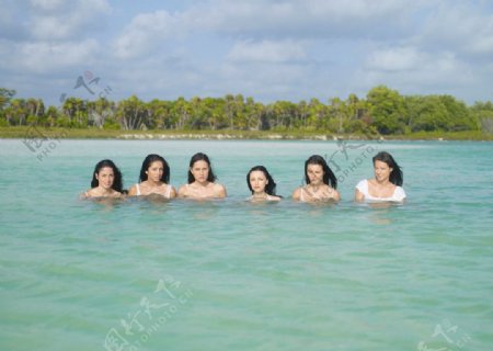 海边游泳只露头五个女人高清大图图片