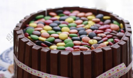 巧克力彩虹糖蛋糕图片
