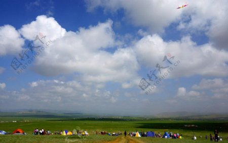 蒙古国草原和蓝天白云图片