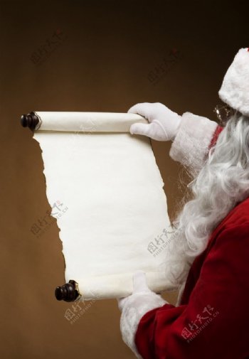 手拿空白卷轴的圣诞老人图片