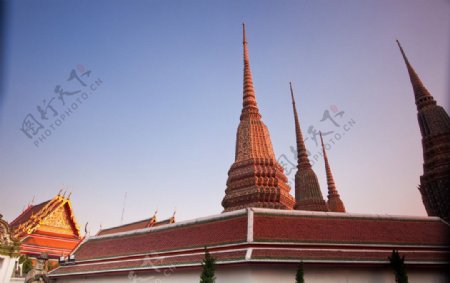 东南亚寺庙尖顶宝塔图片