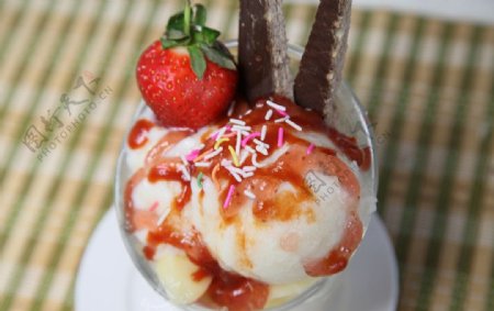 草莓圣代冰激凌图片