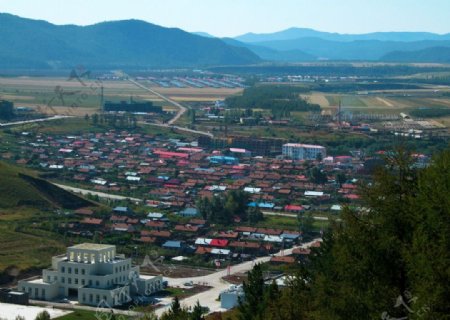 山下边的村庄图片