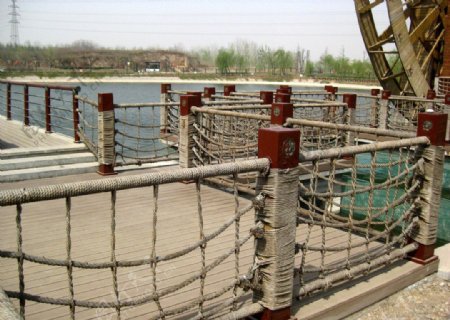 湖边栏杆图片