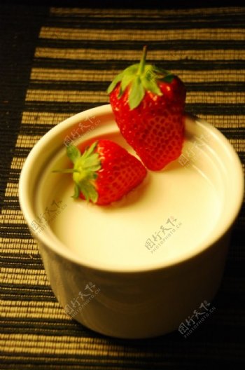 酸奶固态酸奶倒杯酸图片